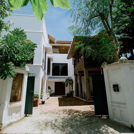 Mammoth Art Studio Pool Villa In Old City Chiang Mai Exterior photo