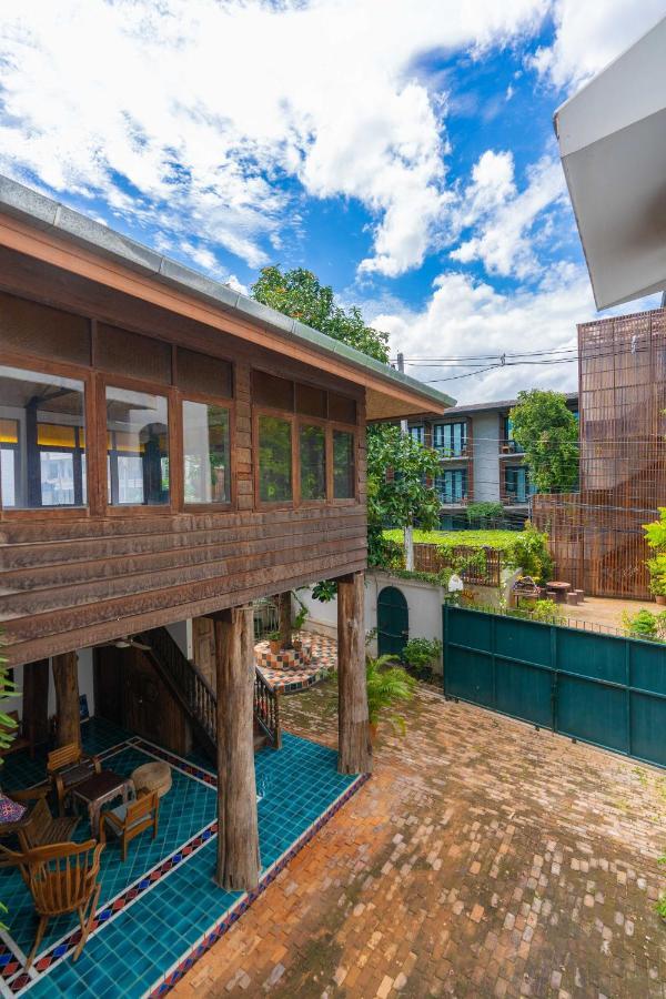 Mammoth Art Studio Pool Villa In Old City Chiang Mai Exterior photo