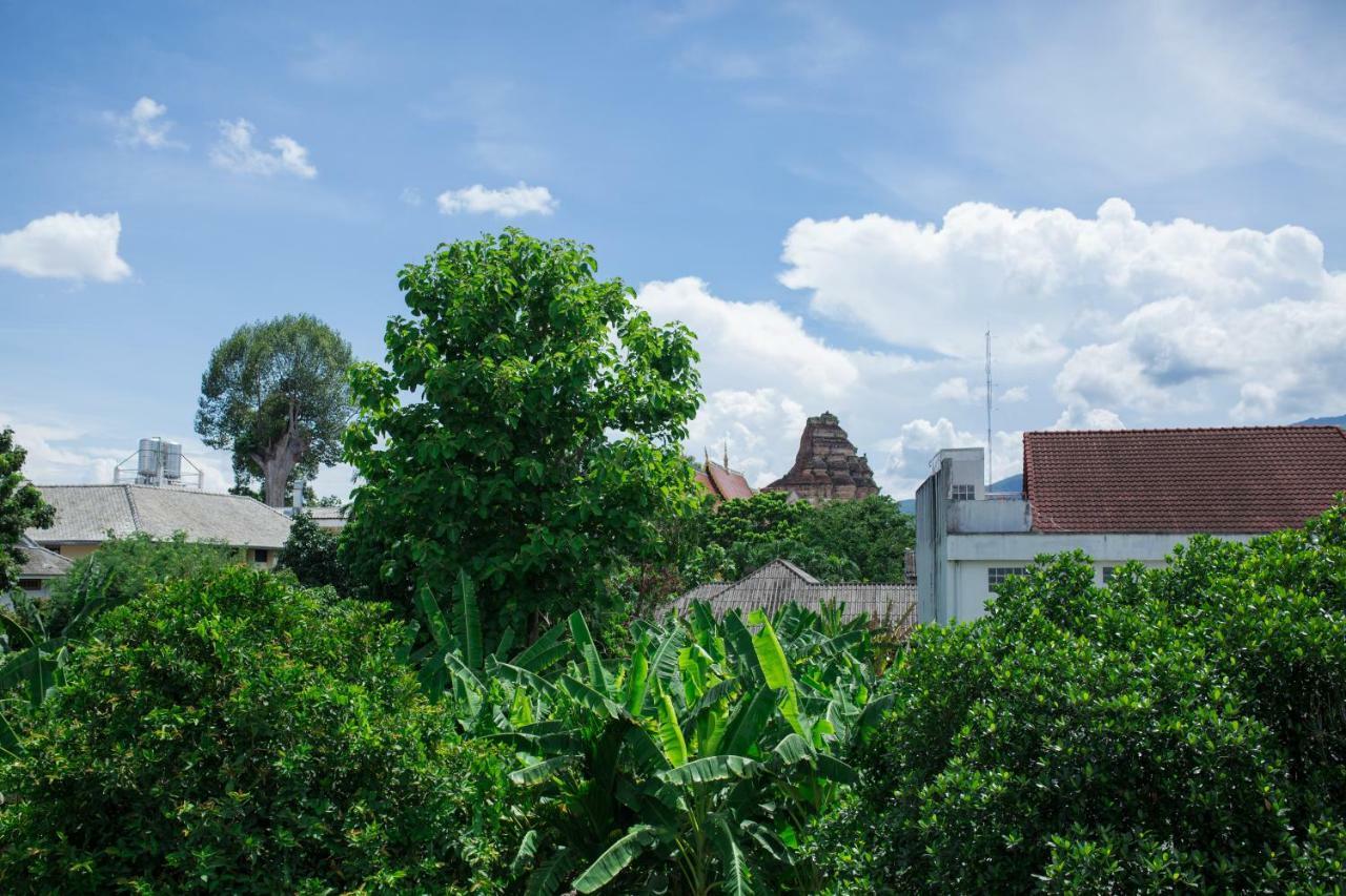 Mammoth Art Studio Pool Villa In Old City Chiang Mai Exterior photo